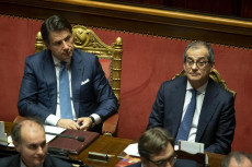 Il presidente del consiglio Giuseppe Conte (S) e il ministro all'economia Giovanni Trias, durante la relazione, al Senato della Repubblica, sulla manovra finanziaria.