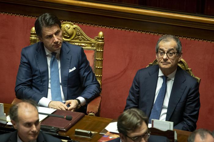 Il presidente del consiglio Giuseppe Conte (S) e il ministro all'economia Giovanni Trias, durante la relazione, al Senato della Repubblica, sulla manovra finanziaria.