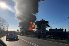 Un momento delle operazioni di soccorso nella stazione di servizio IP in prossimità di Borgo Quinzio dove è divampato un incendio in seguito all'esplosione di un'autocisterna piena di liquido infiammabile.