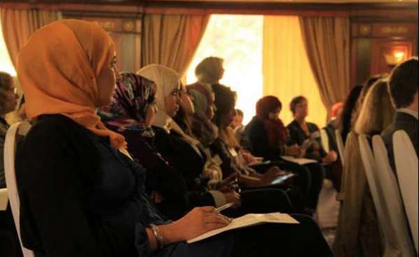 Donne straniere ascoltano una conferenza sui loro diritti lavorativi. Giudice