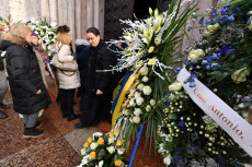 Corone di fiori all'ingresso del Duomo di Trento, dove si sono svolti i funerali di Antonio Megalizzi.