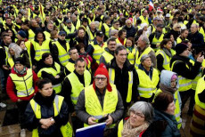 Gruppo di gilet gialli in protesta per le strade di Parigi.