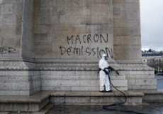 Gilet, iscrizione sull'Arco di Trionfo: Macron dimission