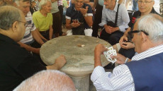 Un gruppo di anziani giocano a carte. Gioco
