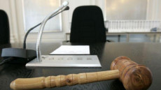 In primo piano il martelletto usato dal giudice.