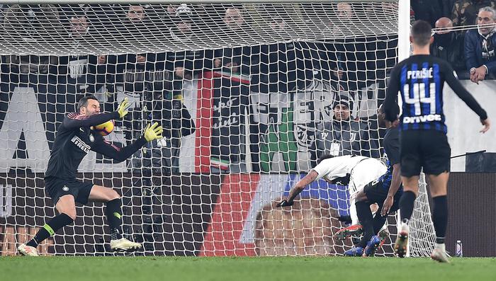 Il gol di Mario Mandzukic con cui la Juventus batte l'Inter 1-0.