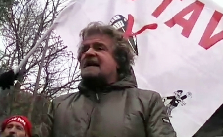 Un frame dell'intervento di Beppe Grillo dinanzi ai manifestanti No Tav