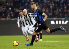 Mauro Icardi sfoggia il suo "cucchiaio" su rigore e porta in vantaggio l'Inter.