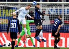 Luuk de Jong e Mauro Emanuel Icardi si disputano la sfera n'incontro pareggiato dall'Inter 1-1.