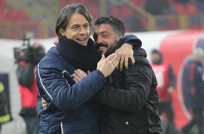 Filippo Inzaghi e Gennaro Gattuso, allenatori del Bologna e Milan, si abbracciano prima della partita.