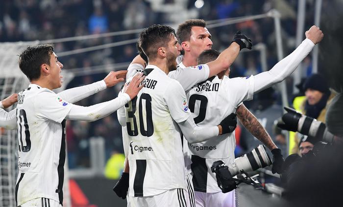 Mario Mandzukic (festeggia con i compagni di squadra il gol della vittoria della Juventus sulla Roma.