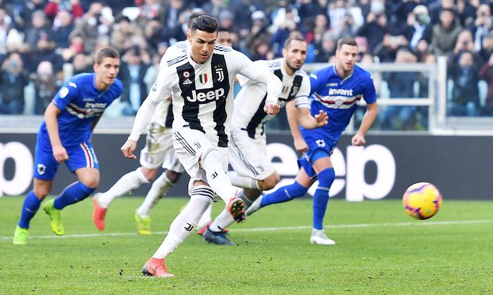 Cristiano Ronaldo segna il gol del 2-1 per la Juventus. contro la Samp.