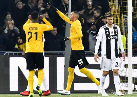 Guillaume Hoarau (C) festeggia il gol dell'1-0 contro la Juventus.