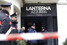 L'entrata della discoteca Lanterna Azzurra sigillata e custodita dai Carabinieri.