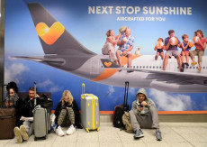 In tilt l'aeroporto di Gatwick,passeggeri seduti per terra in attesa del ripristino dei voli.