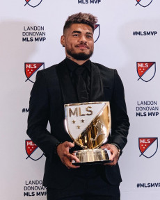 Il venezuelano Martínez posa con il trofeo MVP della stagione 2018 della MLS