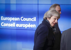Il Primo Ministro Theresa durante una riunione al consiglio d'Europa. Brexit