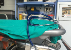 Un lettino d'ospedale con sopra uno stetoscopio. Medici
