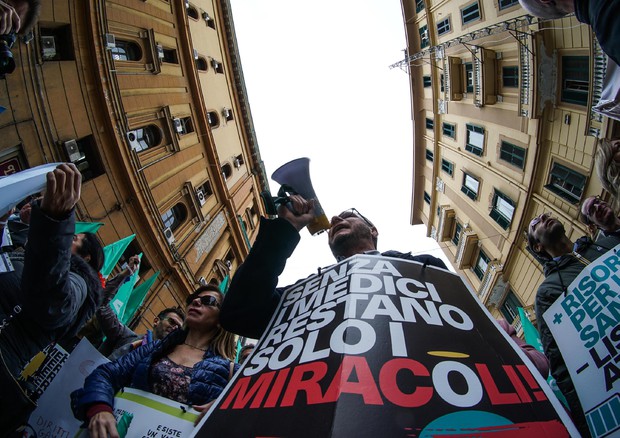 I medici pronti a nuovo sciopero con un cartellone e un megafono