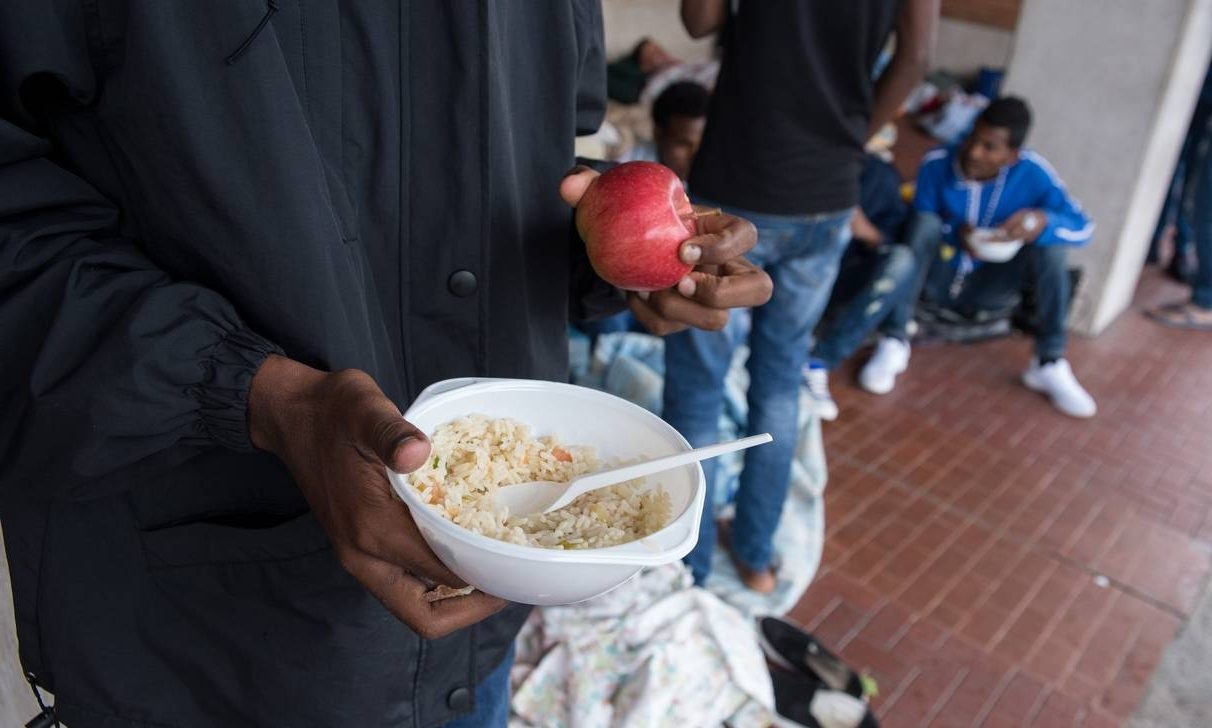 Migranti: cibo avariato e letti con pulci.