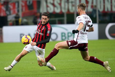 Davide Calabria e Cristian Ansaldi si fronteggiano nella partita Milan-Torino. Serie A