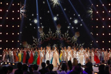 Il palco di Miss Universo: solo donne in giuria