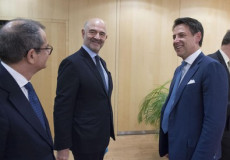 Da sinistra: Giovanni Tria, Pierre Moscovici e Giuseppe Conte.