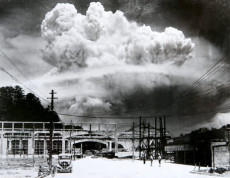 L'esplosione della bomba atomica lanciata dagli americani a Nagasaki. Putin