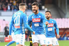 Piotr Zielinski festeggia dopo l'1-0 del Napoli sul Frosinone.