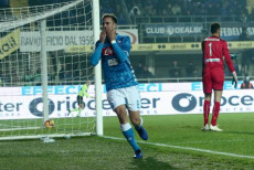 Fabian Ruiz festeggia dopo il gol che porta in vantaggio il Napoli sull'Atalanta