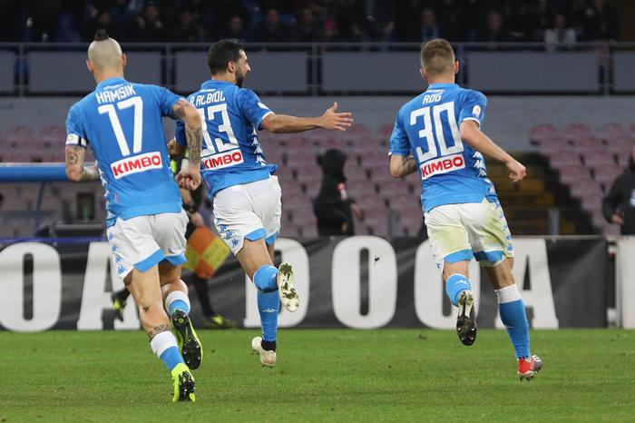Napoli - Spal 1-0: al 46' pt su azione da corner, Albiol stacca altissimo sul primo palo, e di testa indirizza la sfera nell'angolo.
