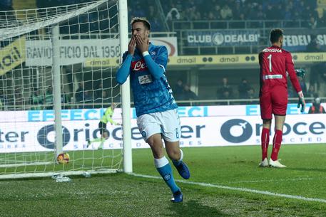 Fabian Ruiz festeggia dopo il gol che porta in vantaggio il Napoli sull'Atalanta