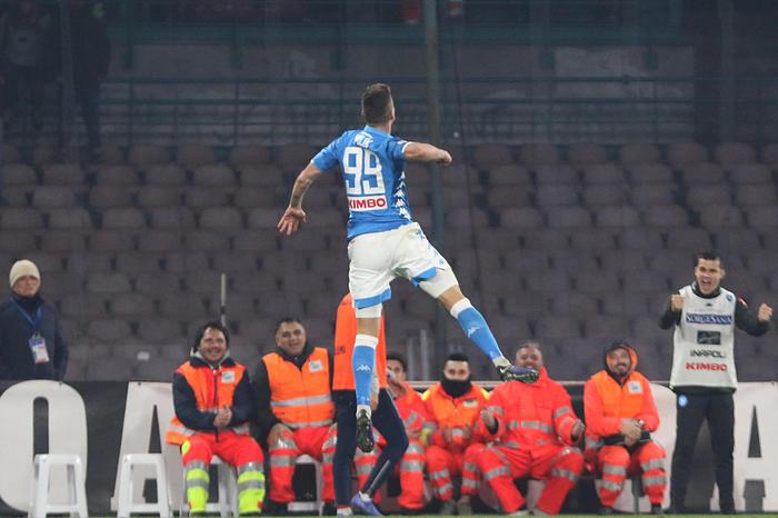 Il salto di gioia di Arkadiusz Milik dopo aver segnato la doppietta. Napoli