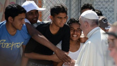 Papa Francesco con un gruppo di ragazzi immigrati. Parroci