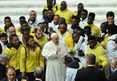 Papa Francesco durante l'Udienza settimanale. con un gruppo di migranti