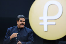 Venezuela venderá en petros toda su producción petrolera para el 2019. El primer mandatario venezolano advirtió que la venta de petróleo y sus derivados debe establecerse en una moneda diferente al dólar, para que el mundo se transforme a multipolar en el campo monetario, energético y económico.