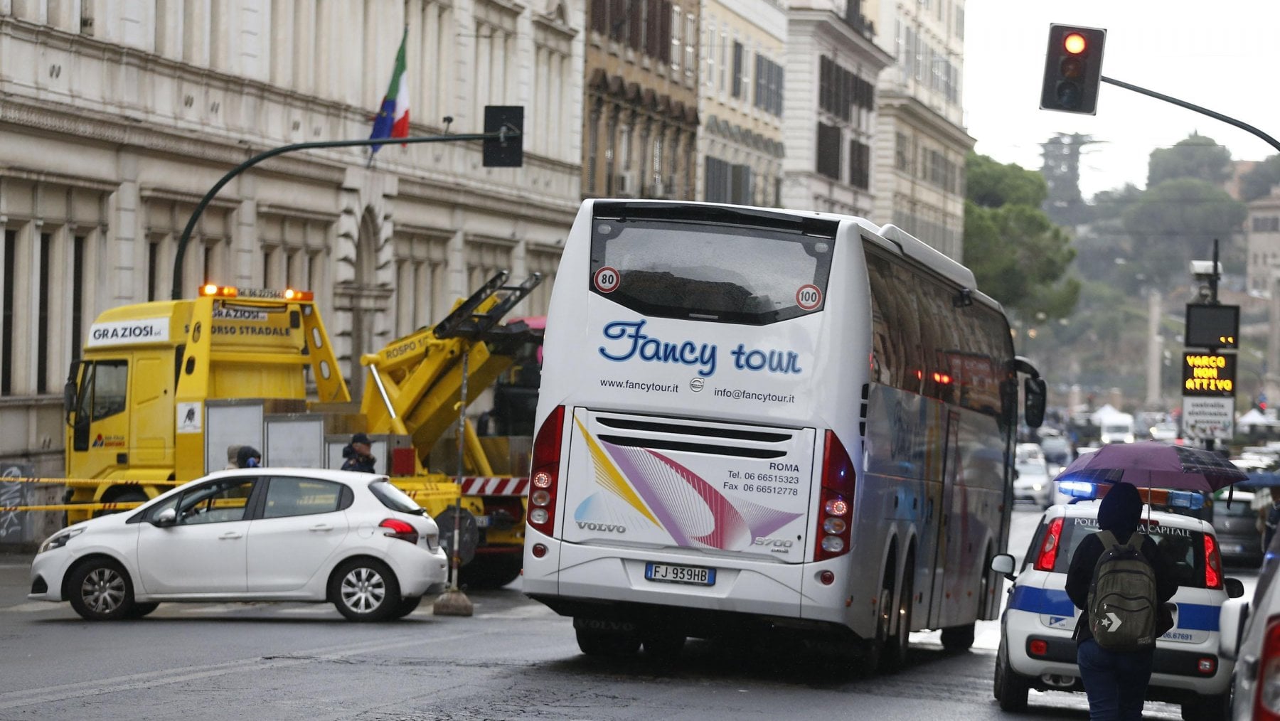 Il pullman causa dell'incidente in pieno centro a Roma.