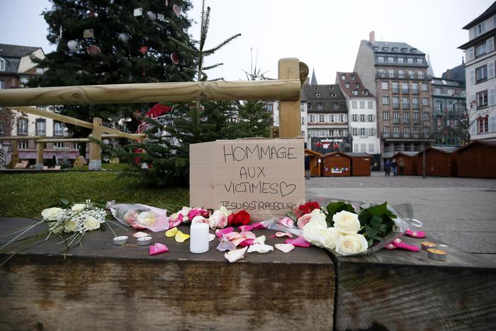 Candeline e un omaggio scritto in ricordo delle vittime di Strasburgo.
