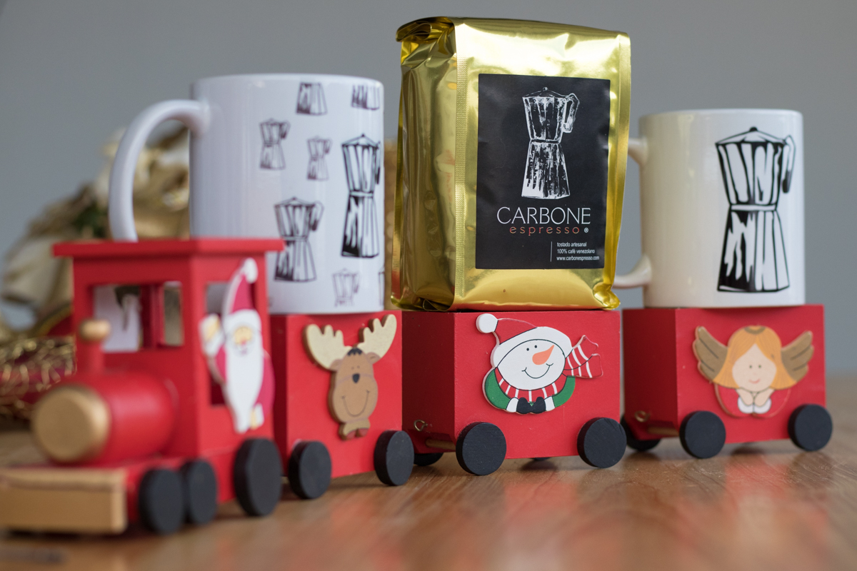 El Espresso Carbone llega en tren.
