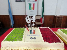 La torta per festeggiare i 64 anni dell'associazione Tre Venezie