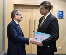 Il ministro dell'Economia Giovanni Tria e il vicepresidente della Commissione Ue Valdis Dombrovskis. Manovra