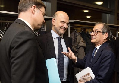 Il ministro dell'Economia Giovanni Tria spiega la manovra ai commissari Pierre Moscovici e Valdis Dombrovskis. Bankitalia