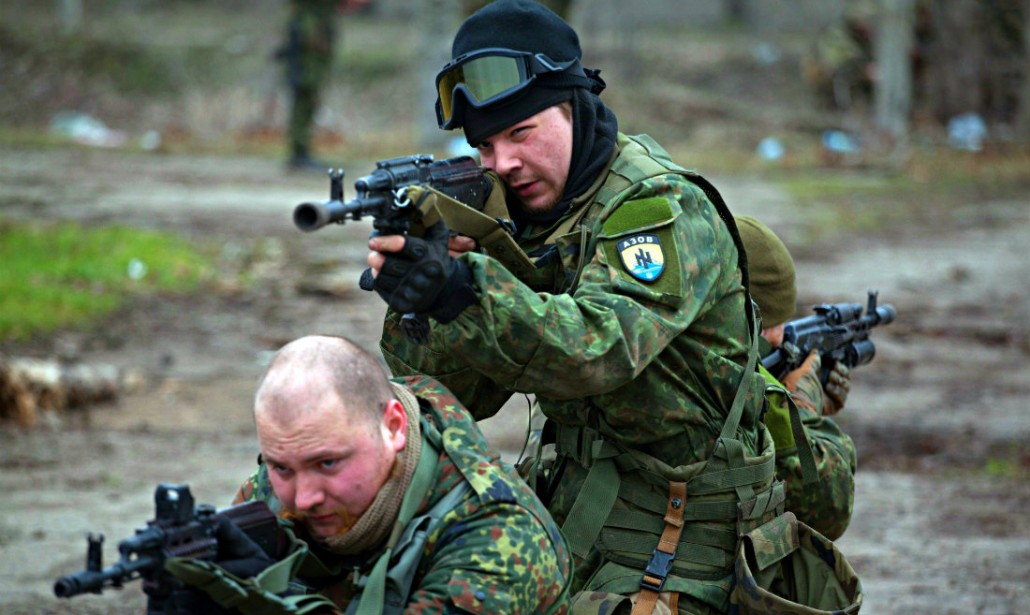 Militari dell' Ucraina con il fucile spianato.