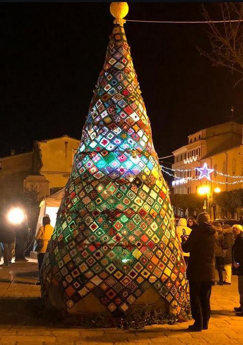 Trivento (Campobasso), albero di Natale all'uncinetto