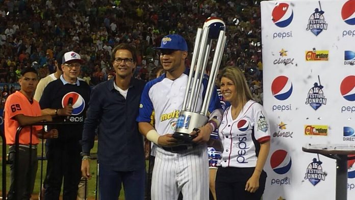 Conteras posa con il trofeo del Festival del Jonrón Pepsi