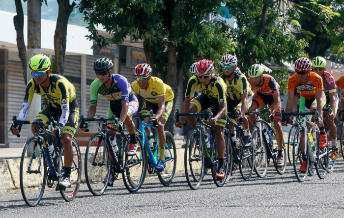 Un gruppo di ciclisti durante la Vuelta al Tachira dell'ultima edizione.
