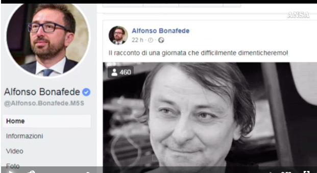 Un fermo-immagine del video del ministro Alfonso Bonafede sull'arrivo di Battisti a Ciampino.