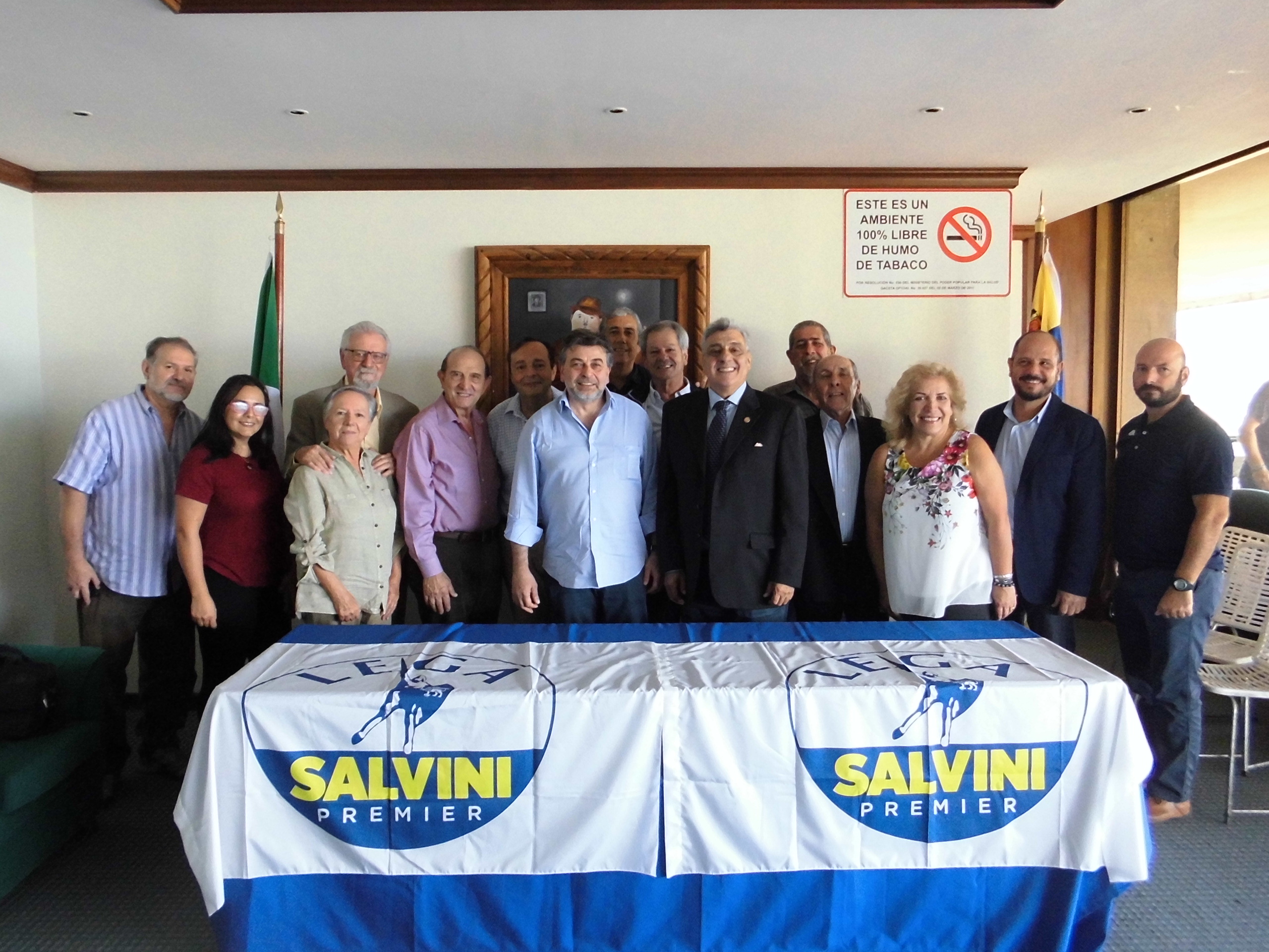 Filippo Riccardi reunido con connacionales en Venezuela, durante un encuentro celebrado en el Centro Italo Venezolano (CIV).