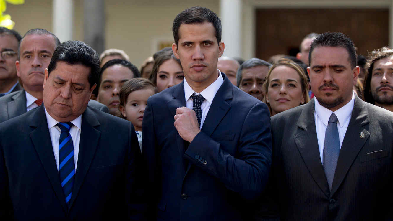 Guaidó que se encontraba con los vicepresidentes de la AN, Édgar Zambrano y Stalin González, aseveró que este jueves Nicolás Maduro es un “usurpador” de la presidencia de Venezuela.