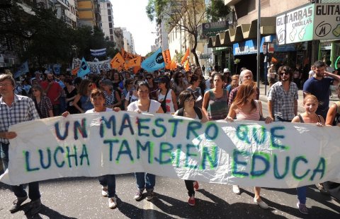 Desde tempranas horas de este jueves el gremio docente se encuentra protestando en diversos estados del país para exigir mejoras salariales y el respeto a los contratos colectivos.